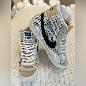 Nike Blazer Mid '77 Boys Size 6 Black & White